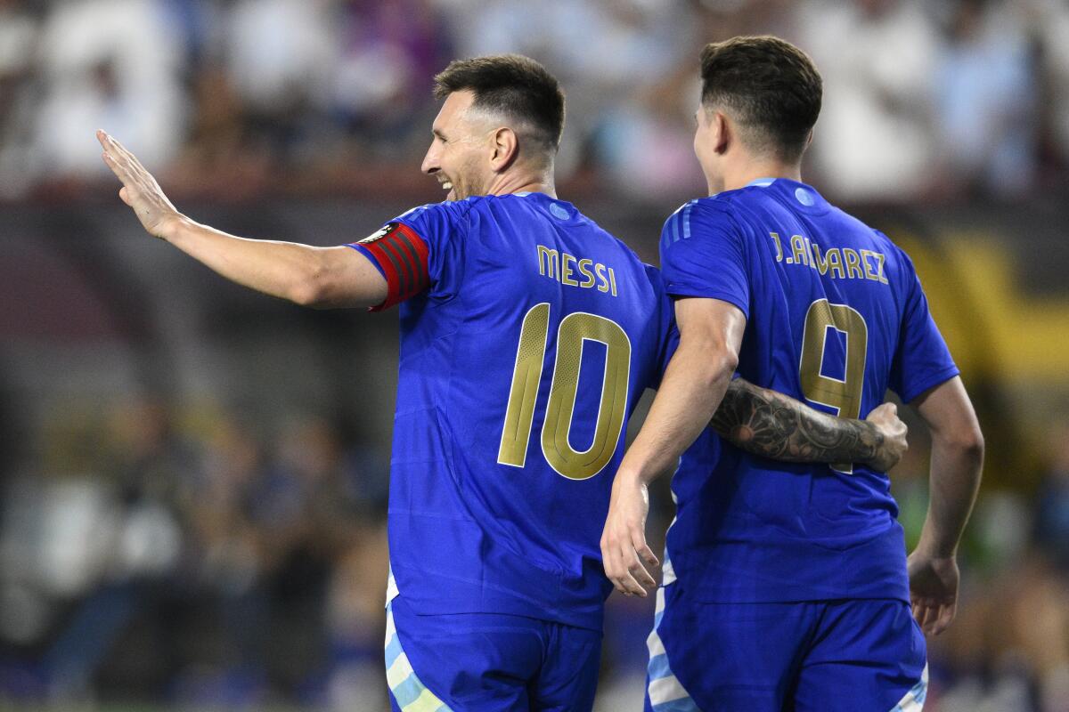 Lionel Messi, de la selección argentina, festeja con su compa?ero Julián ?lvarez