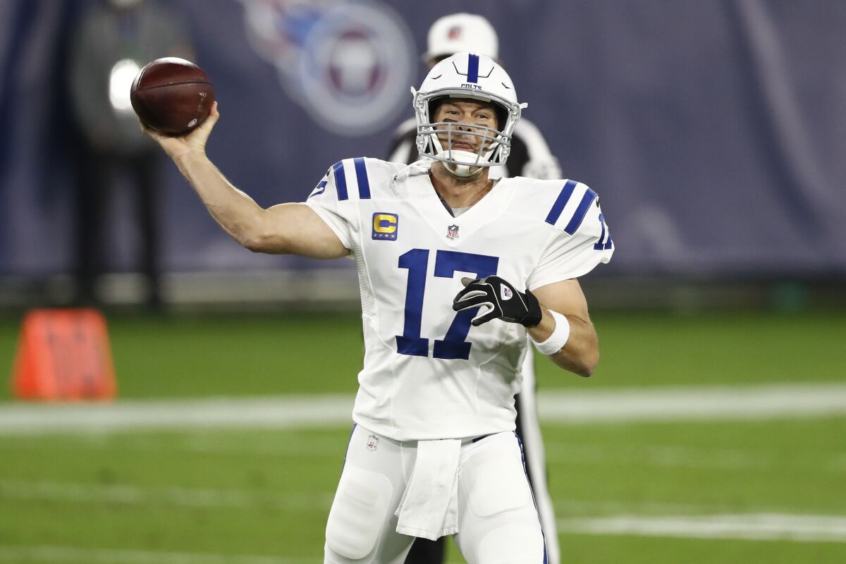 Philip Rivers, quarterback de los Colts de Indianápolis, envía un pase en el duelo ante los Titans de Tennessee, el jueves 12 de noviembre de 2020, en Nashville (AP Foto/Wade Payne)