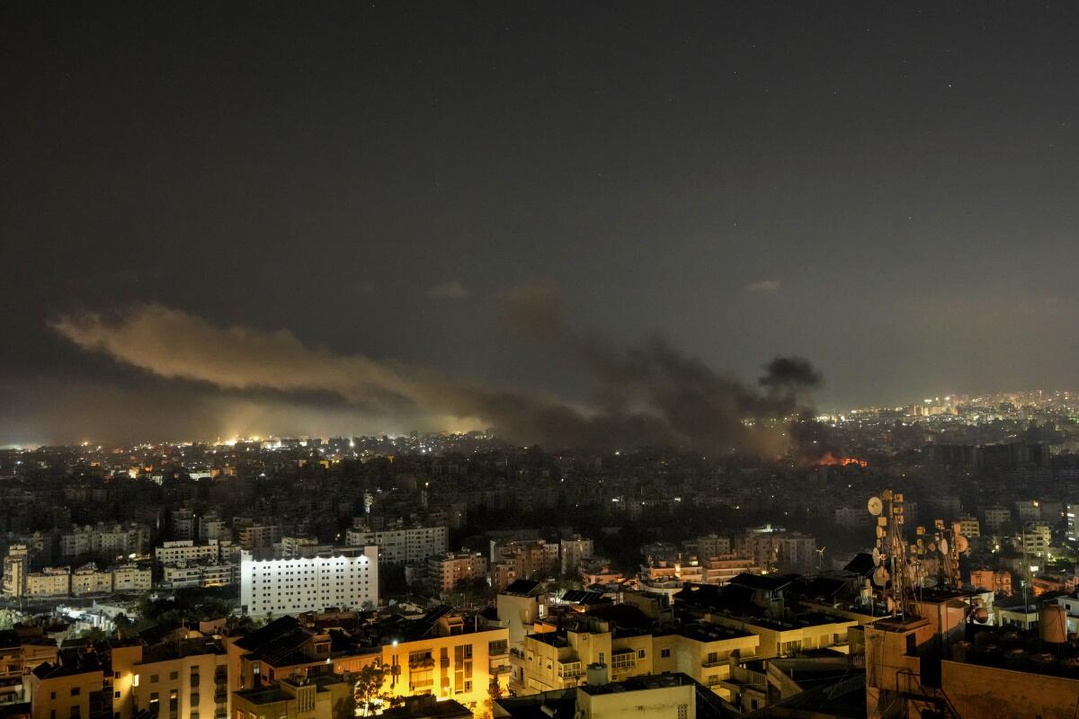 Ataques aéreos israelíes provocan columnas de humo en Dahiyeh,