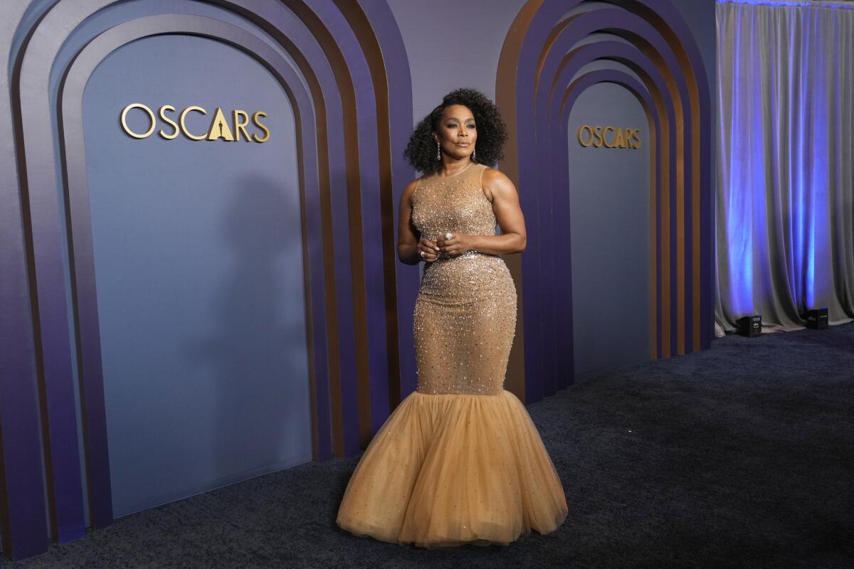 Angela Bassett llega a los Premios de los Gobernadores en el Dolby Ballroom de Los Ángeles.