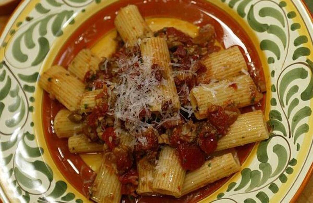 Ready in minutes. Recipe: Rigatoni with mushrooms and pancetta