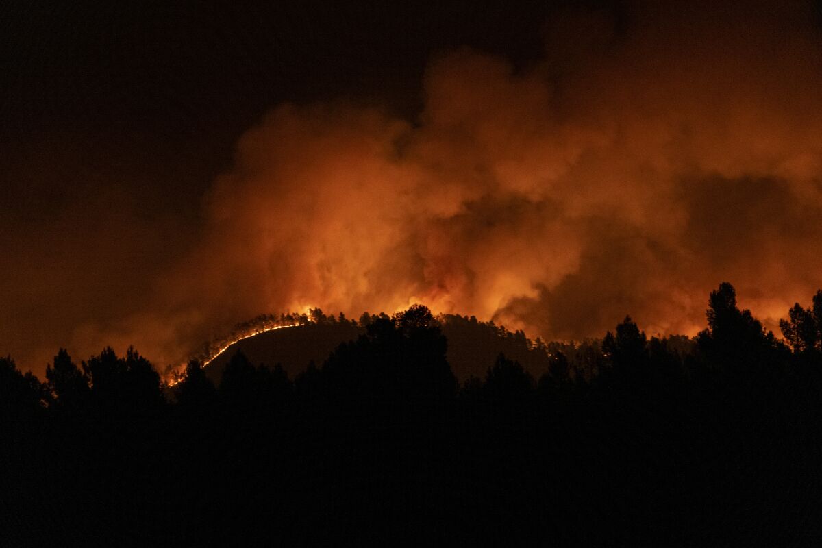 Un incendio arde en las colinas cerca de Villanueva de Viver, España, en las primeras horas del viernes 24 de marzo de 2023. (Lorena Sopena/Europa Press via AP) **ESPAÑA FUERA**