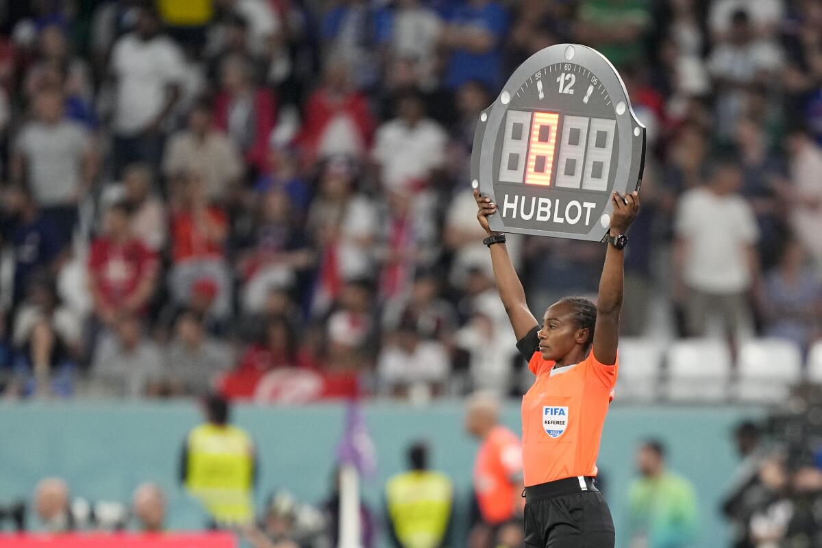 ARCHIV0 - La árbitro Salima Mukansanga muestra el tiempo de descuento 
