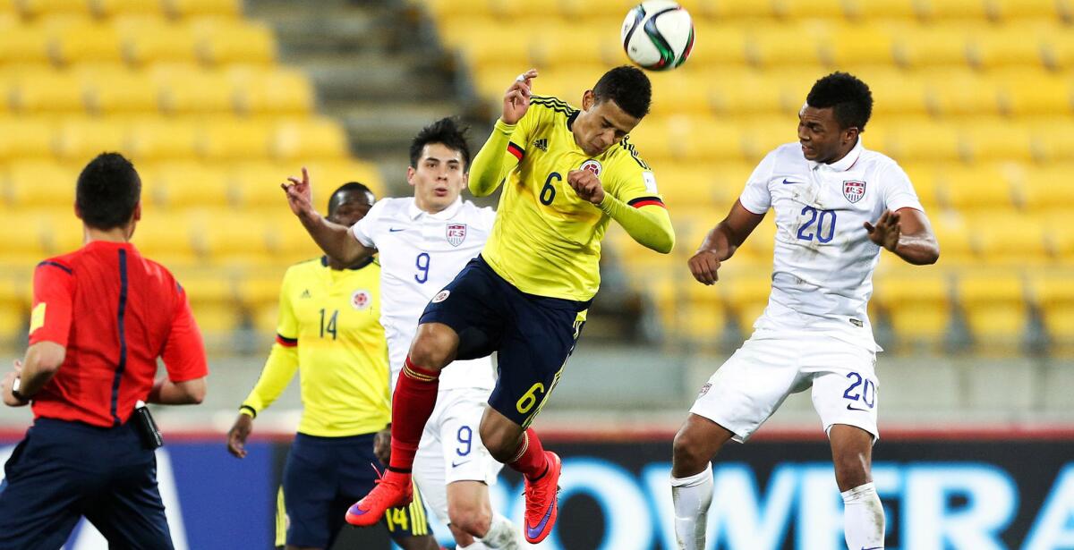 Andrés Tello (cen) de Colombia le gana un balón a Jordan Allen (der), de Estados Unidos.