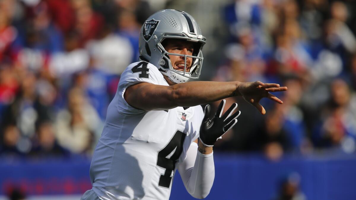 Raiders quarterback Derek Carr throws a pass for a touchdown against the New York Giants.