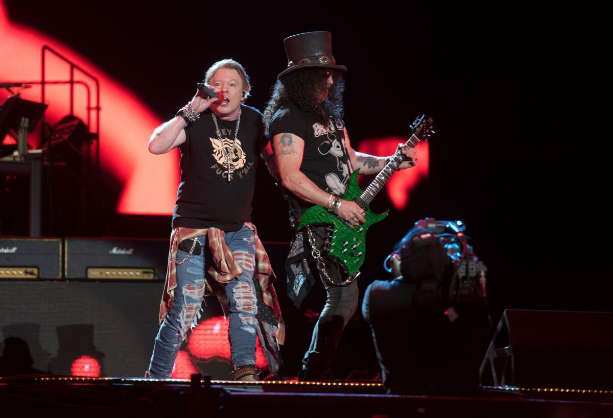 Guns N' Roses se apresenta com formação original e 'novo' Axl