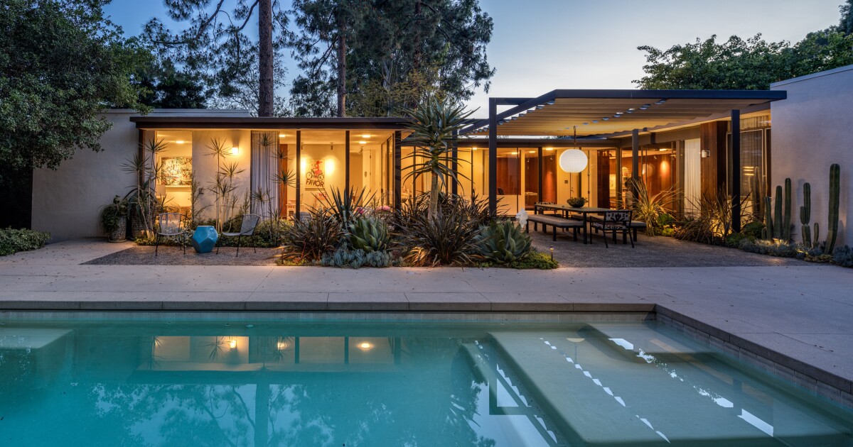 Ellen DeGeneres quietly flips a Midcentury gem for .8 million Ellen DeGeneres quietly flips a Midcentury gem for .8 million