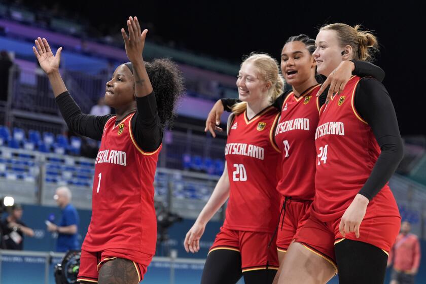 Las alemanas Alexis Peterson (1), Frieda Buhner (20), Satou Sabally (0) y Lina Sontag celebran la victoria ante Japón en el baloncesto femenino de los Juegos Olímpicos de París, el jueves 1 de agosto de 2024, enVilleneuve-d'Ascq, Francia. (AP Foto/Michael Conroy)