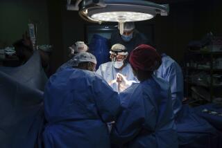 Doctores operan a un paciente en el hospital Mártires de Al-Aqsa, en Deir al-Balah, Gaza, el 17 de marzo de 2024. Un equipo internacional de médicos pasó dos semanas trabajando en el recinto hospitalario en medio de una escasez de suministros. (AP Foto/Abdel Kareem Hana)