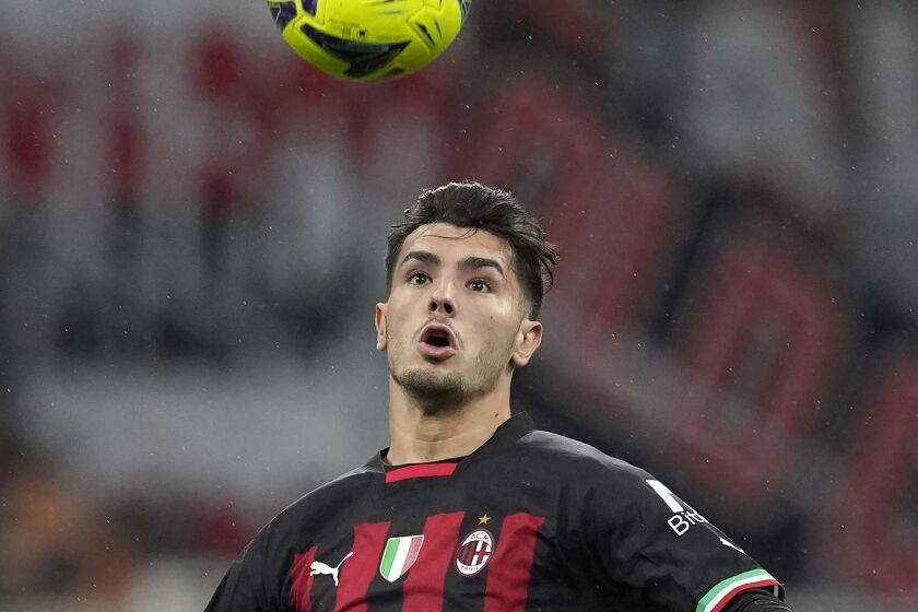 Brahim Díaz, del Milan, controla el balón durante un partido ante la Sampdoria, el 20 de mayo de 2023, en Milán. (AP Foto/Antonio Calanni)