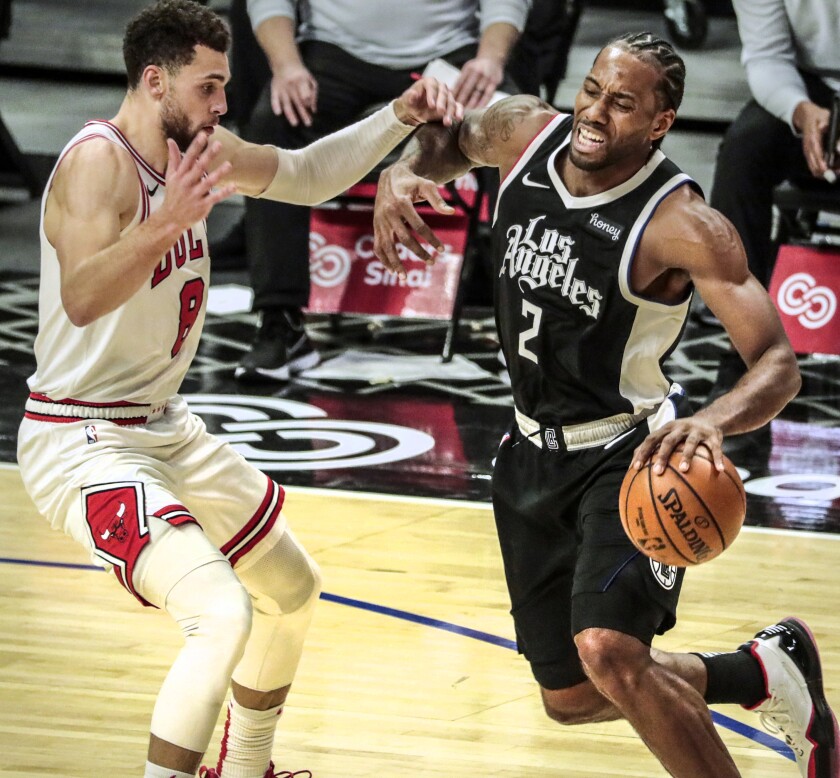 Clippers forward Kawhi Leonard drives against Bulls guard Zach LaVine.