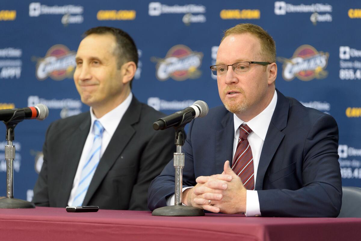 El exgerente general de los Cavaliers, David Griffin (der.) y ahora ejecutivo de los Pelicans.