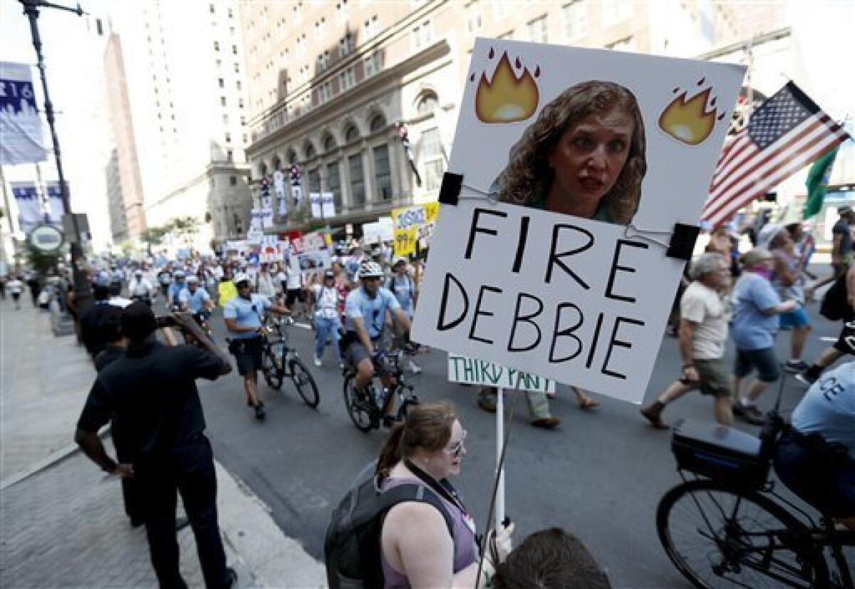 Una partidaria del senador independiente por Vermont Bernie Sanders, alza un cartel pidiendo la destitución de Debbie Wasserman Schultz, presidenta del Comité Nacional Demócrata, el domingo 24 de julio de 2016 en FIladelfia. (AP Foto/Alex Brandon)