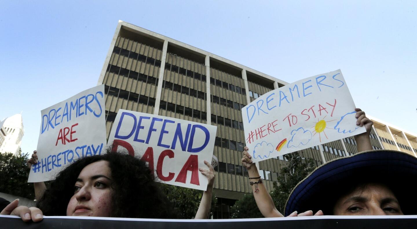 Los protestantes respondieron a la convocatoria, replicada en varias ciudades de California, tras informaciones periodísticas que sugerían que Trump acabaría con DACA.