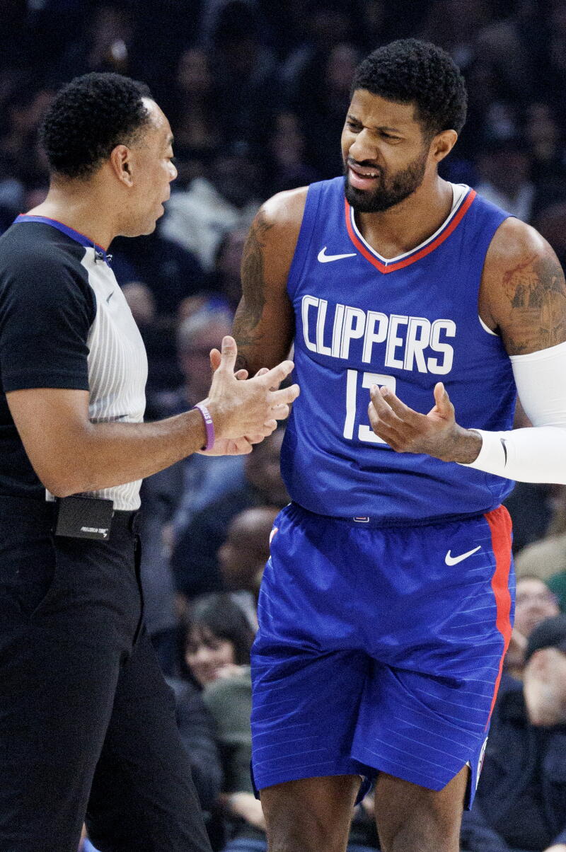 Clippers'ın forveti Paul George, bir yetkiliyle yaptığı görüşmede tartışıyor.