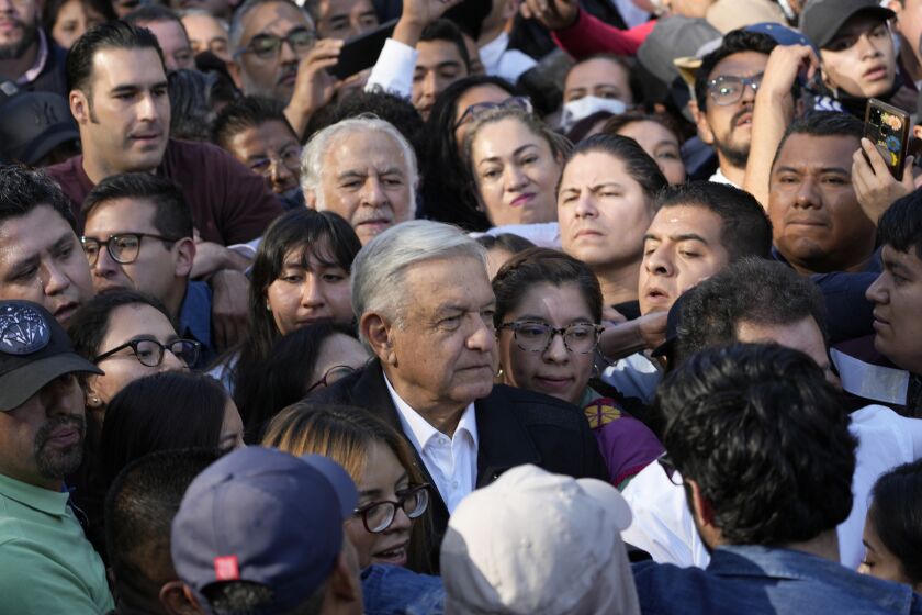 El presidente mexicano Andrés Manuel López Obrador (centro) habla con sus simpatizantes durante una marcha para apoyar a su gobierno, en la Ciudad de México, el domingo 27 de noviembre de 2022. (AP Foto/Fernando Llano)