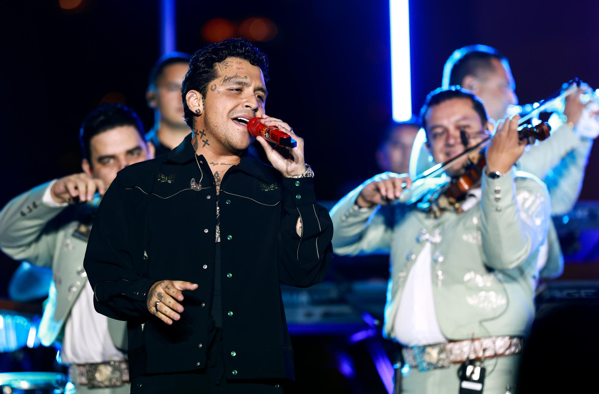 Christian Nodal hizo vibrar al público con su actuación de Mariacheno.