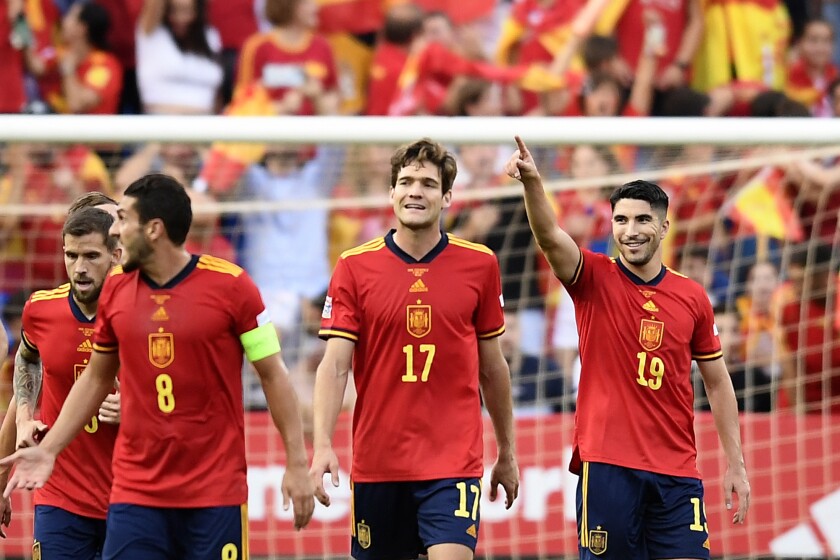 Carlos Soler (derecha) celebra tras anotar un gol para España en el partido contra la República Checa