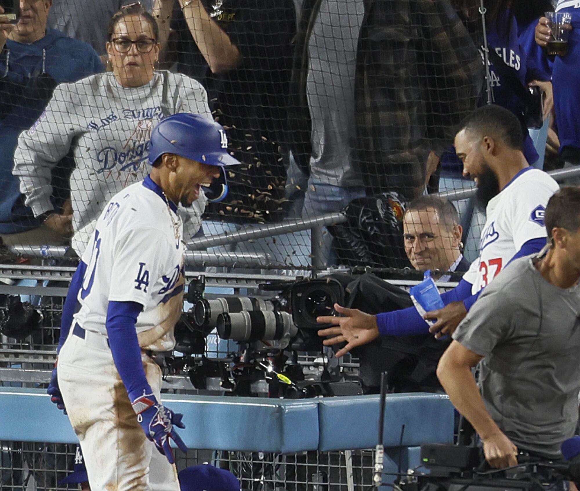 Dodgers'ın dış saha oyuncusu Teoscar Hernandez, takım arkadaşı Mookie Betts'e ayçiçeği çekirdeği fırlatıyor.