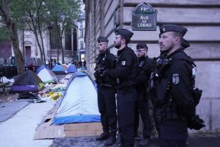 Policías montan guardia en un campamento improvisado durante una operación de evacuación el martes 30 de abril de 2024 en París. La policía ha realizado operaciones similares de forma diaria en los meses previos a los Juegos Olímpicos. (AP Foto/Michel Euler)