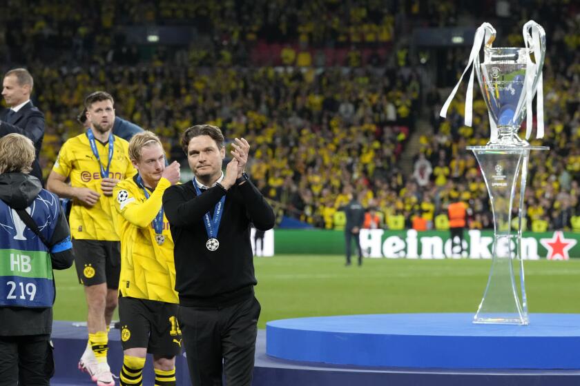 El técnico de Borussia Dortmund Edin Terzic aplaudes tras recibir su medalla por el segundo lugar tras perder la final ante el Real Madrid, el domingo 2 de junio de 2024, en Londres. (AP Foto/Frank Augstein)