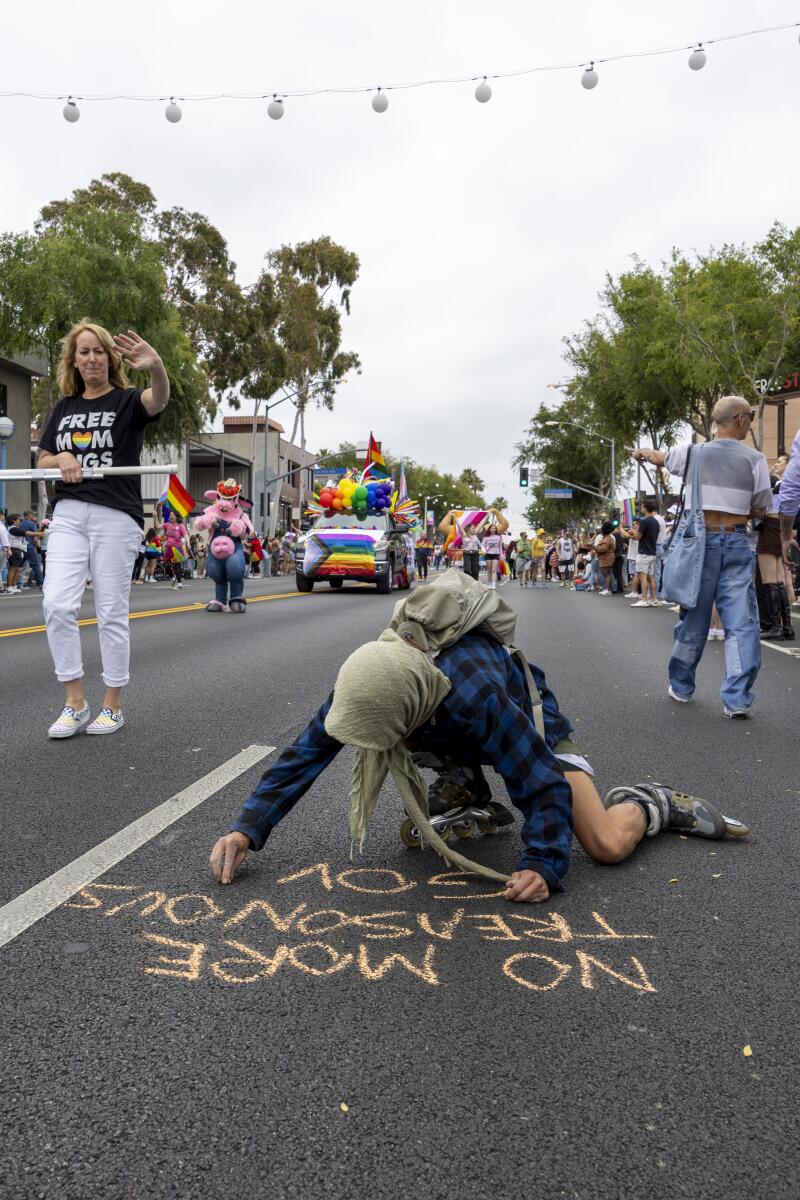 Participantes en el Desfile del Orgullo Gay de West Hollywood de 2024.
