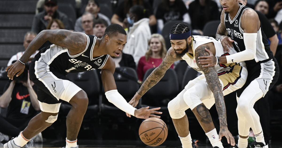 El doble de Poeltl ayuda a los Spurs a derrotar a los Pelicans, 112-97