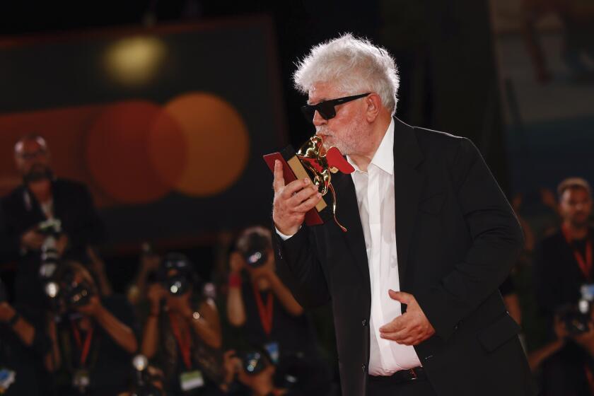 Pedro Almodóvar, ganador del León de Oro a la mejor película por "The Room Next Door", posa para los fotógrafos durante la ceremonia de clausura de la 81ª edición del Festival de Cine de Venecia, el sábado 7 de septiembre de 2024, en Venecia, Italia. (Foto de Vianney Le Caer/Invision/AP)