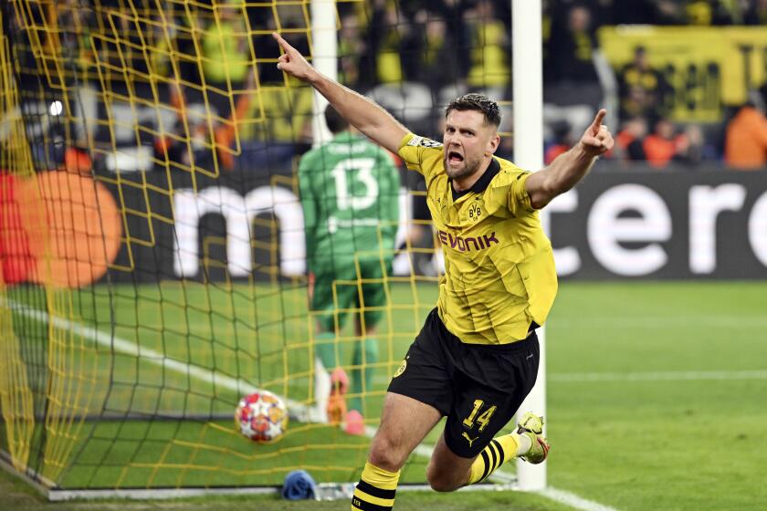 Niclas Fuellkrug del Borussia Dortmund celebra tras anotar el tercer gol de su equipo en el duelo de vuelta de los cuartos de final de la Liga de Campeones ante el Atlético de Madrid el martes 16 d abril del 2024. (Bernd Thissen/dpa via AP)