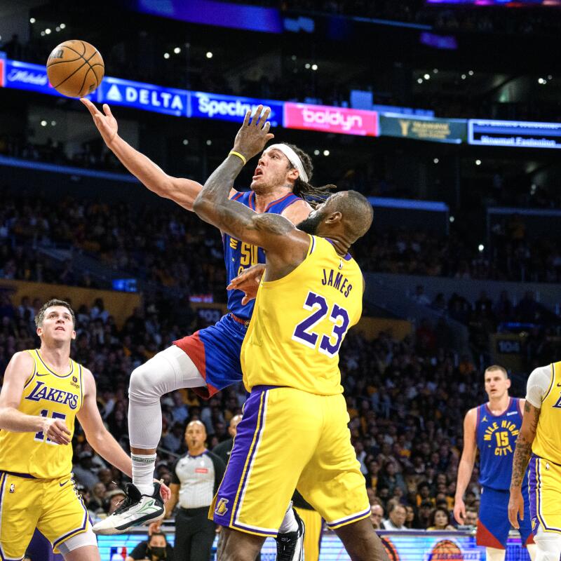 Nuggets'ın forveti Aaron Gordon, dördüncü çeyrekte Lakers'ın forveti LeBron James'i geçmek için şutunu çeviriyor.