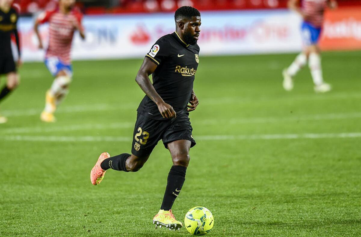 ARCHIVO- Samuel Umtiti, del Barcelona, corre con el balón durante un partido de la Liga 