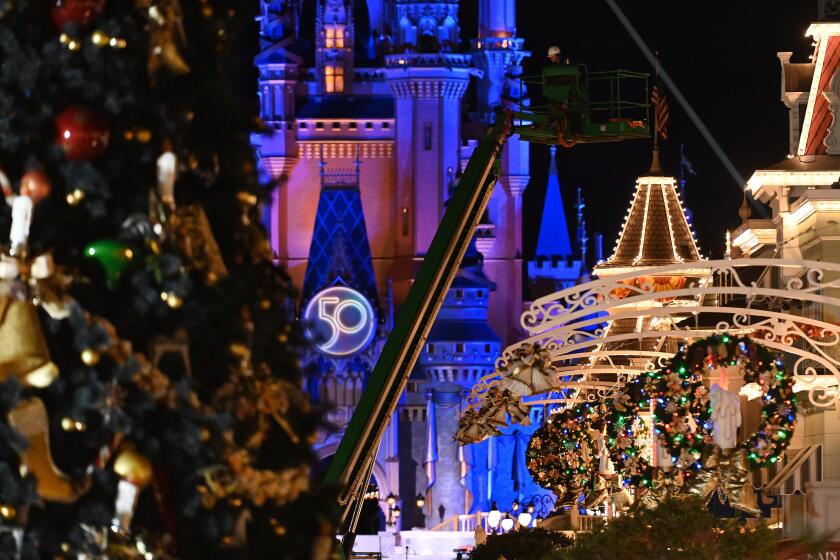 Guirnaldas, coronas doradas y un inmenso árbol navideño aparecieron en la calle principal, Main Street, como parte de la temporada navideña de 2021 que tendrá lugar en todo Walt Disney World Resort.