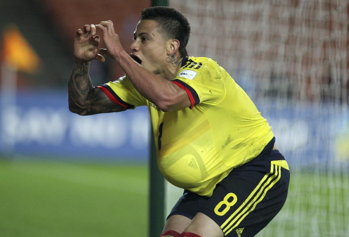 El jugador Alexis Zapata de Colombia celebra un gol durante el partido que enfrentó a Senegal y Colombia en el Mundial Sub-20 celebrado en el estadio Waikato en Hamilton.