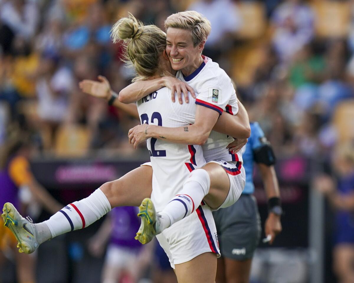 ARCHIVO - Kristie Mewis (izquierda) y Megan Rapinoe festejan el tercer gol de la selección estadounidense 