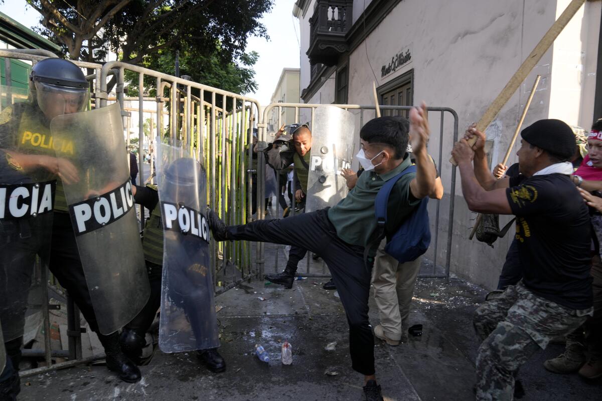 Manifestantes de oposición al gobierno se enfrentan a la policía en Lima, Perú