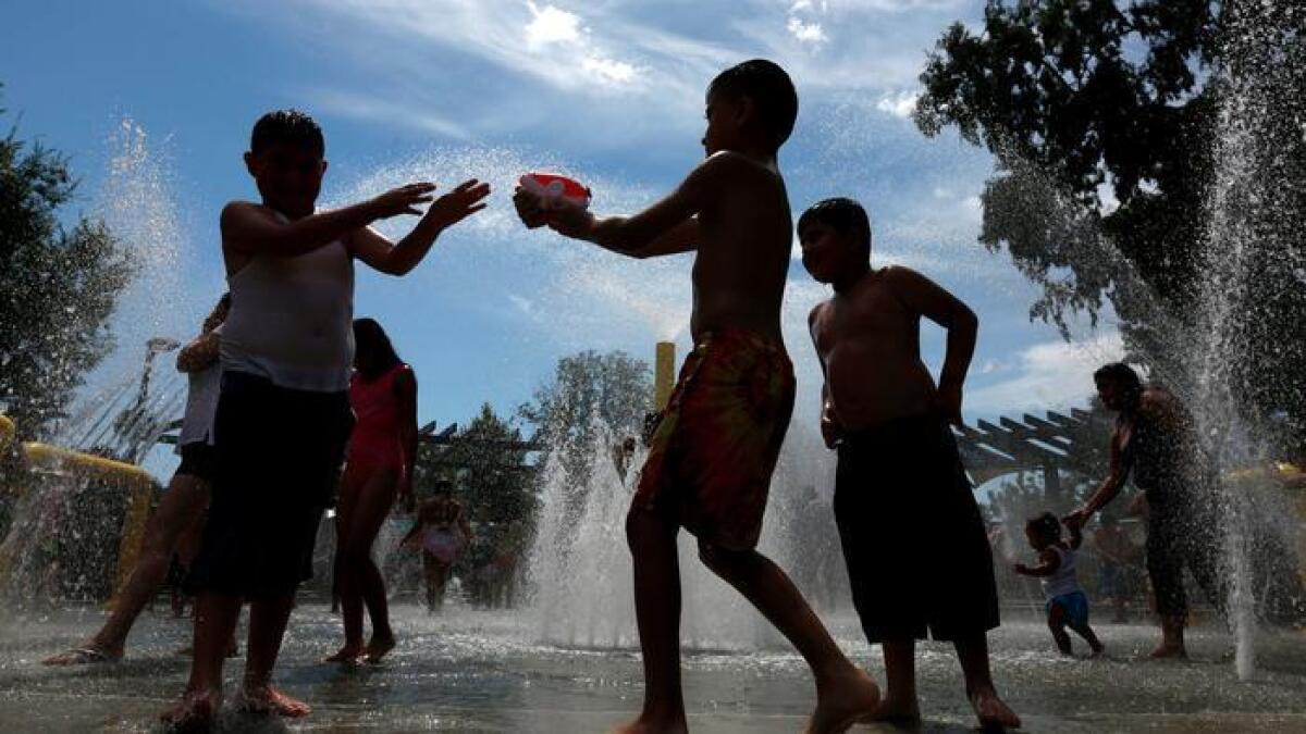 Un grupo de niños se refresca en una piscina en el parque Lemon en Fullerton el pasado 7 de julio. El Servicio Meteorológico Nacional dice que las condiciones cálidas y húmedas podrían generar calor peligroso y potencialmente mortal en gran parte del sur de California esta semana.