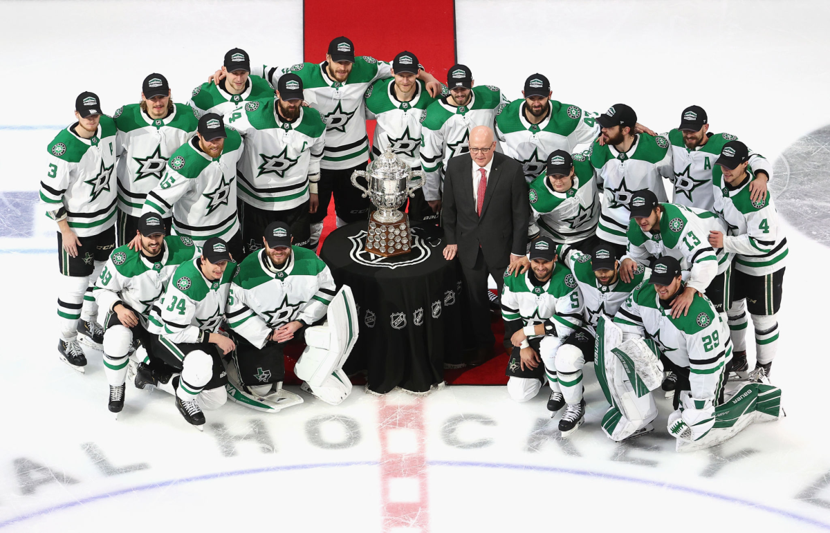 The Dallas Stars pose for a team photo with Bill Daly.