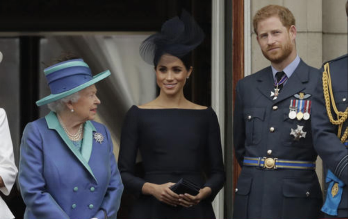 Foto de archivo. La Reina Isabel II de Gran Bretaña, Meghan la Duquesa de Sussex y el Príncipe Harry se paran en un balcón para ver pasar un avión de la Fuerza Aérea Real sobre el Palacio de Buckingham en Londres. Como parte de un sorpresivo anuncio de distanciamiento de la familia real británica, el príncipe Harry y su esposa Meghan declararon que "trabajarán para ser financieramente independientes" _ una medida que no ha sido claramente explicada y que podría estar llena de obstáculos. (Foto AP/Matt Dunham, Archivo)