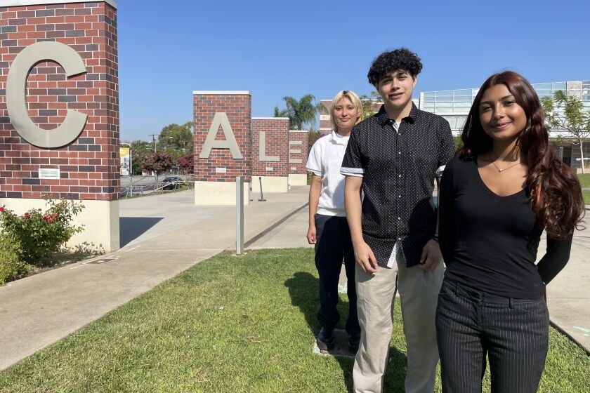 Lana Leos, Edwin Sandoval y Jesenia Yánez estudian en East Los Angeles College (ELAC).