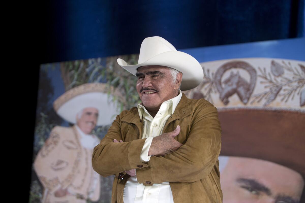 El Rey de la Ranchera Vicente Fernández posa durante una conferencia de prensa en Tlajomulco de Zúñiga, México, en la que presentó su nuevo álbum, "Muriendo de amor".