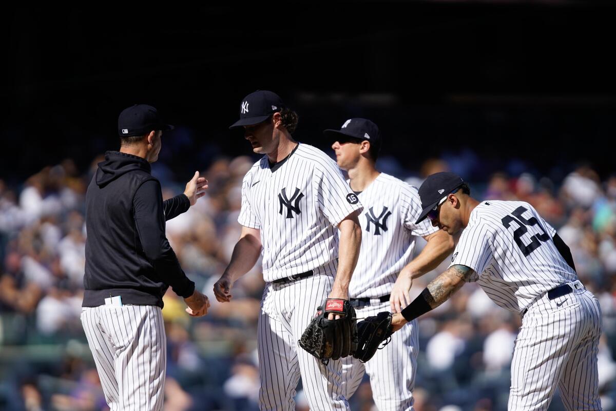 Gio Urshela leaves Yankees game with lower back tightness