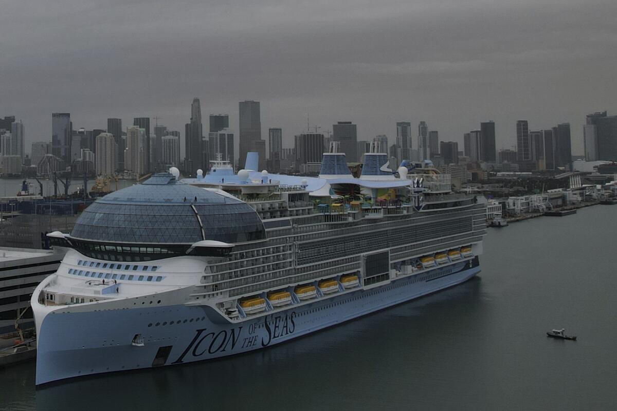 El Icon of the Seas, el crucero más grande del mundo, atracado en su puerto base en Miami, 