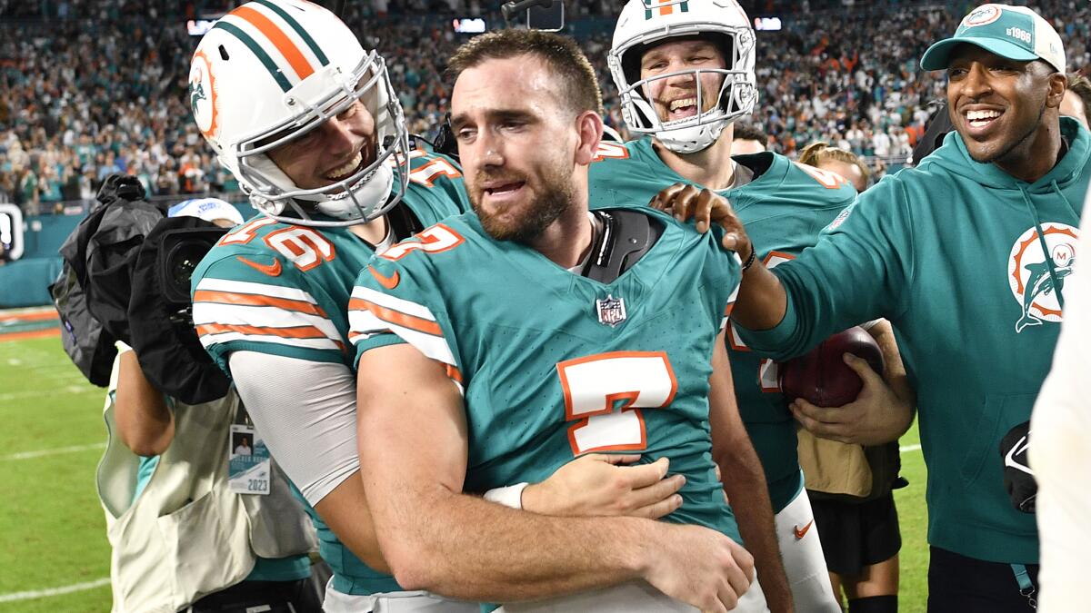 Dolphins edge Cowboys on last-second field goal - Los Angeles Times