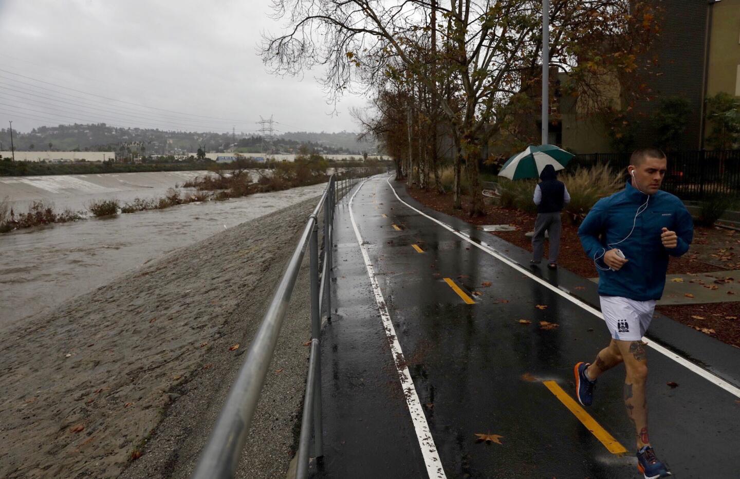 Powerful storm moves into Southern California