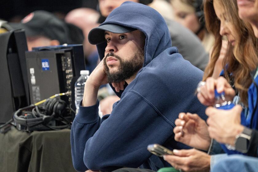 ARCHIVO - El reggaetonero boricua Bad Bunny observa el sexto partido de la serie de playoffs de la NBA entre los Mavericks de Dallas y los Clippers de Los Ángeles, el viernes 3 de mayo de 2024 (AP Foto/Jeffrey McWhorter, archivo)