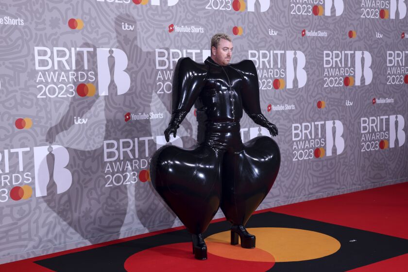 Sam Smith posa con fotógrafos a su llegada a los Brit Awards 2023 en Londres el 11 de febrero de 2023. (Foto Vianney Le Caer/Invision/AP)