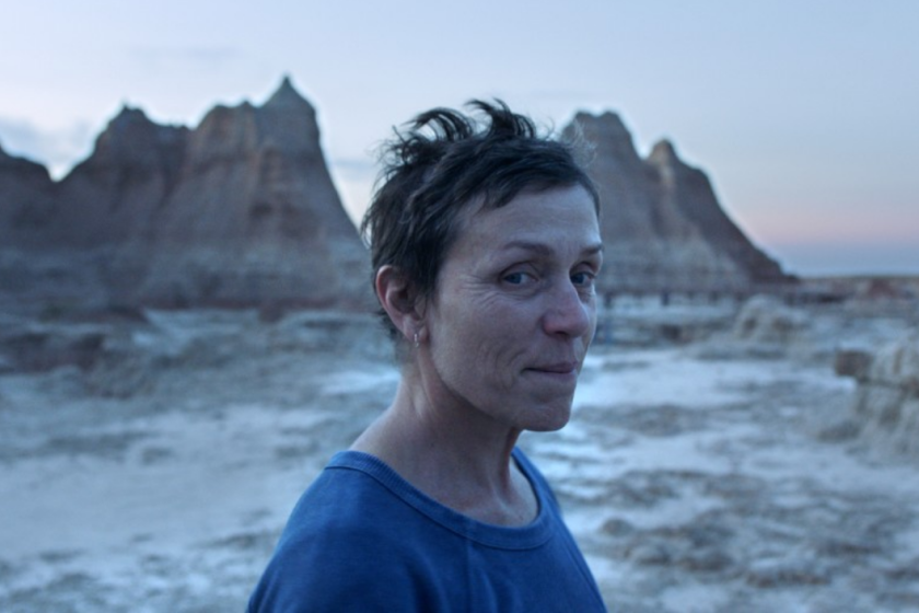 En esta imagen difundida por Searchlight Pictures, la actriz Frances McDormand en una escena de la película “Nomadland”, de Chloe Zhao.