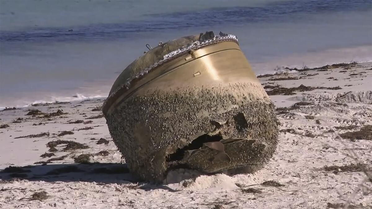 En esta imagen tomada de un video, vista de un objeto cilíndrico en una playa 