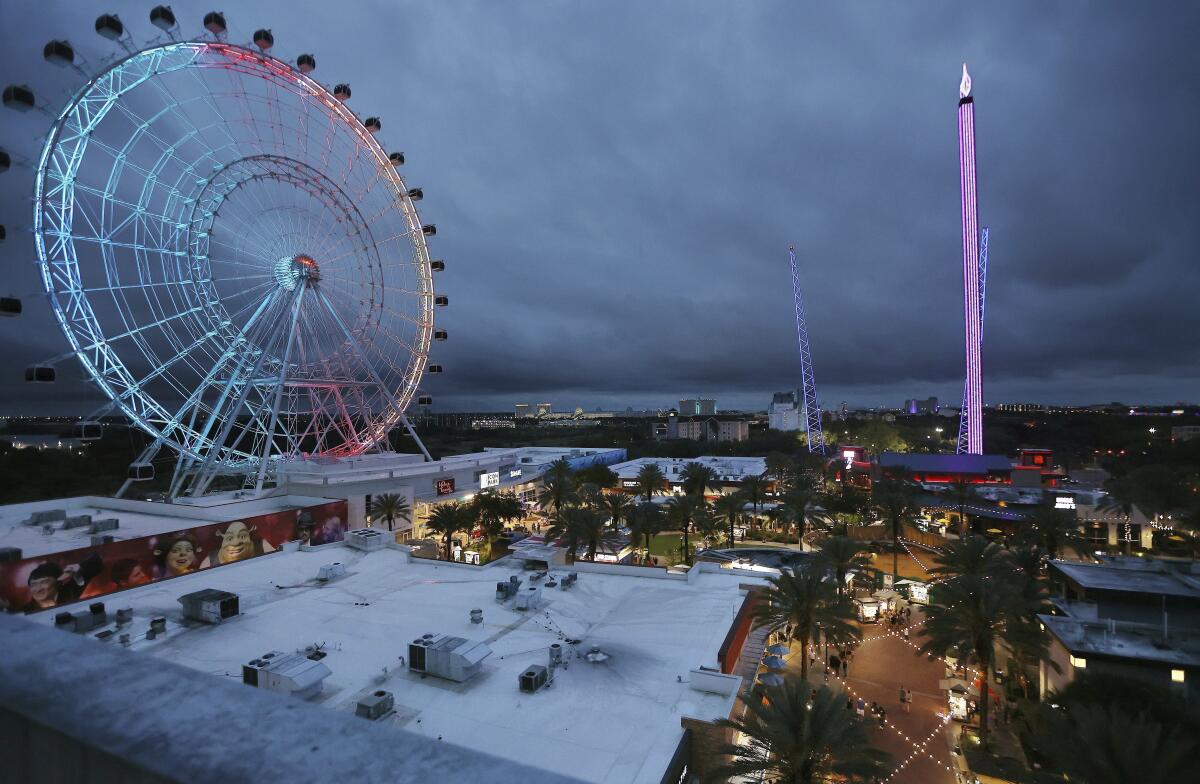 Las atracciones de ICON Park, The Wheel, a la izquierda, Orlando SlingShot, en el centro,