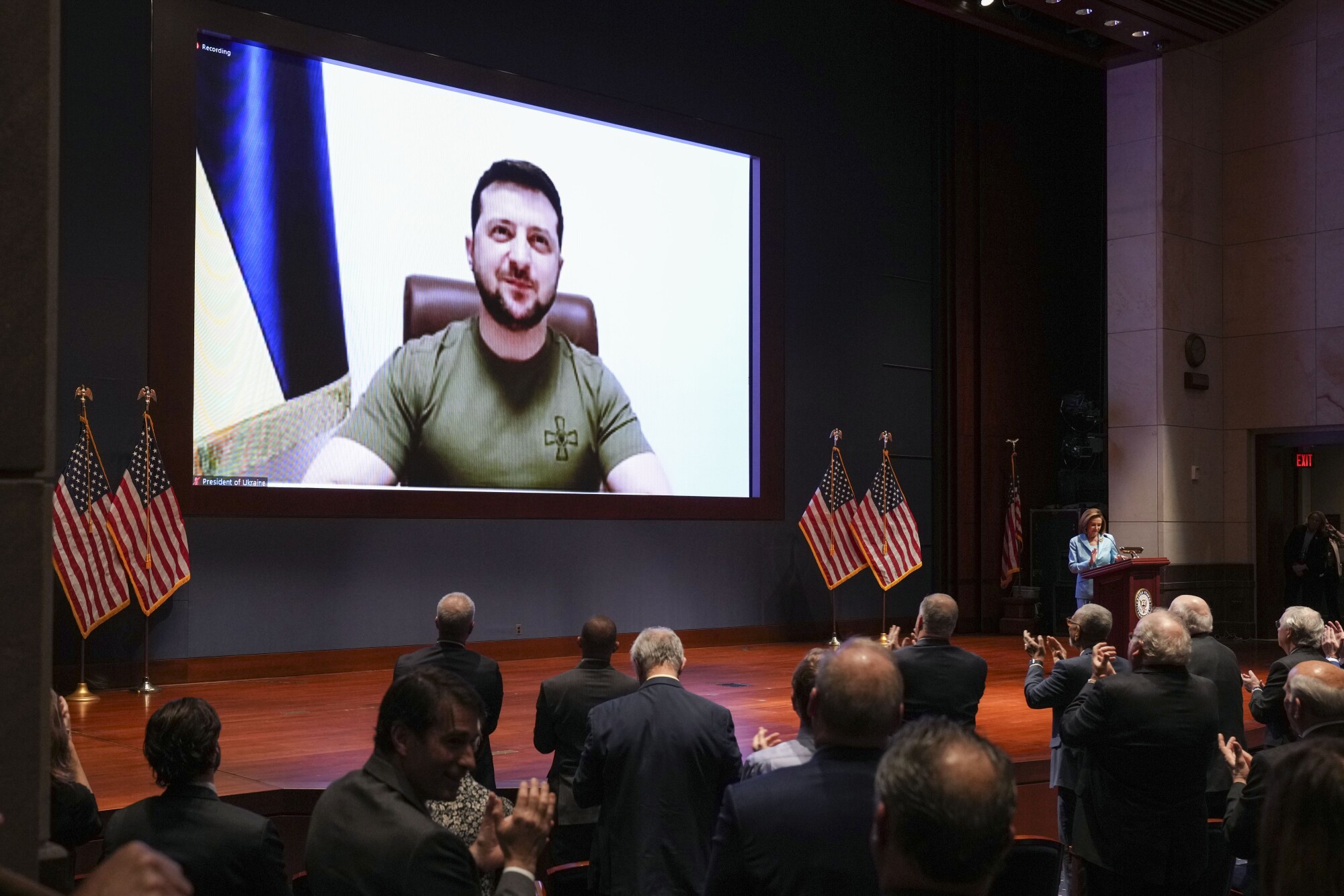 यूक्रेन के राष्ट्रपति वलोडिमिर ज़ेलेंस्की एक वीडियो स्क्रीन पर बड़े पैमाने पर करघे के रूप में अमेरिकी कांग्रेस ने उन्हें स्टैंडिंग ओवेशन दिया।